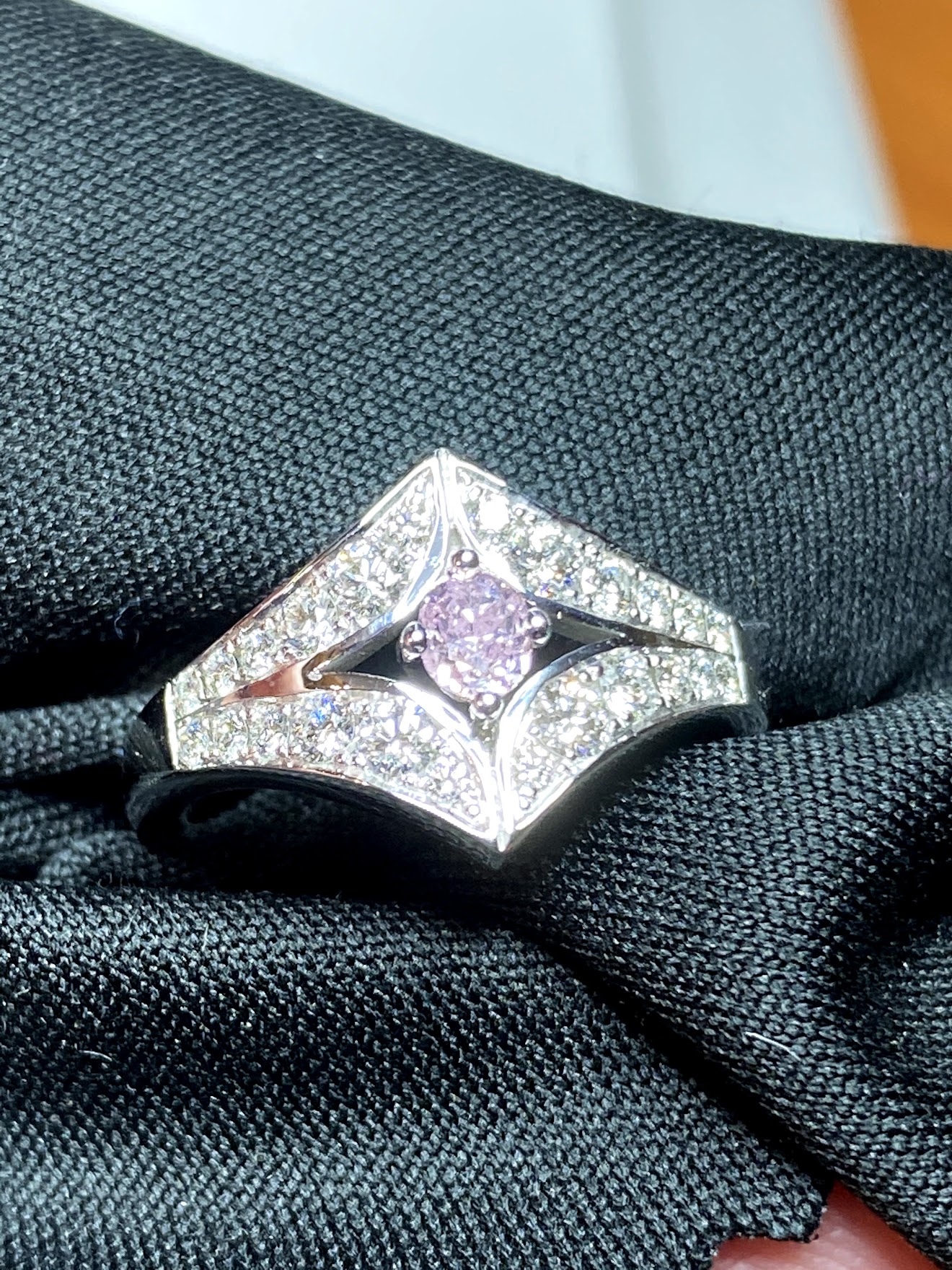 Lady’s 0.18ct Fancy Intense Purplish Pink Argyle Diamond Ring (0.62ct TW approximately)